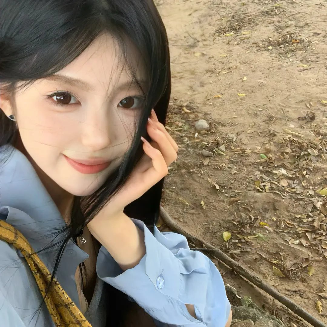 窗边女孩眼中对街的屋中女子